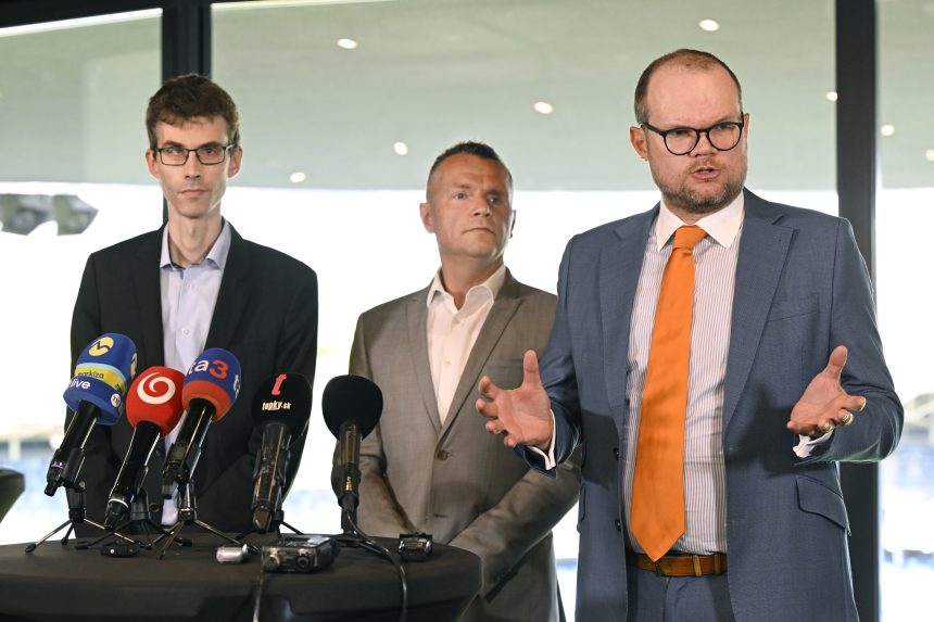 Na snímke sprava právny zástupca spoločnosti NFŠ, a.s. Peter Kubina, predseda predstavenstva NFŠ a.s. Pavel Komorník a právny zástupca NFŠ a.s. Peter Hodál počas tlačovej konferencie právnych zástupcov spoločnosti Národný futbalový štadión, a.s. o právnych sporoch medzi SR a spoločnosťou NFŠ o výstavbe Národného futbalového štadióna Bratislava.