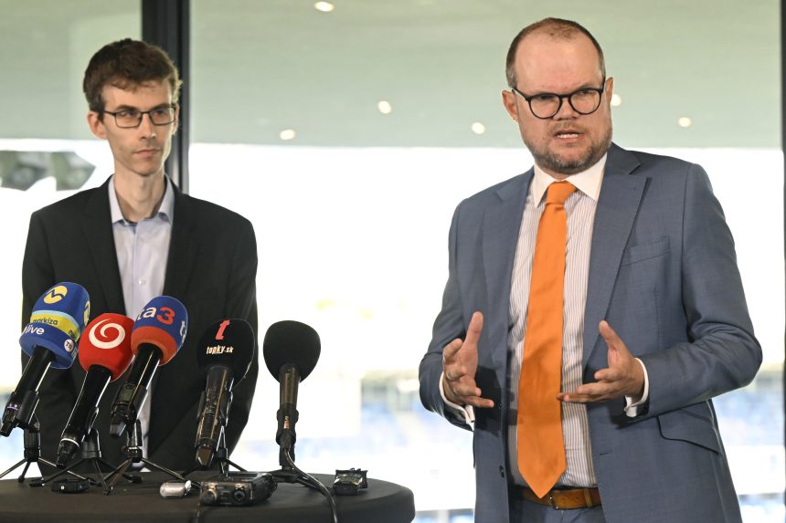 Na snímke sprava právny zástupca spoločnosti NFŠ, a.s. Peter Kubina, predseda predstavenstva NFŠ a.s. Pavel Komorník a právny zástupca NFŠ a.s. Peter Hodál počas tlačovej konferencie právnych zástupcov spoločnosti Národný futbalový štadión, a.s. o právnych sporoch medzi SR a spoločnosťou NFŠ o výstavbe Národného futbalového štadióna Bratislava.