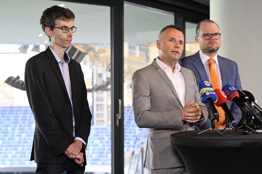 Na snÃƒÂ­mke sprava prÃƒÂ¡vny zÃƒÂ¡stupca spoloÃ„Ânosti NFÃ…Â , a.s. Peter Kubina, predseda predstavenstva NFÃ…Â  a.s. Pavel KomornÃƒÂ­k a prÃƒÂ¡vny zÃƒÂ¡stupca NFÃ…Â  a.s. Peter HodÃƒÂ¡l poÃ„Âas tlaÃ„Âovej konferencie prÃƒÂ¡vnych zÃƒÂ¡stupcov spoloÃ„Ânosti NÃƒÂ¡rodnÃƒÂ½ futbalovÃƒÂ½ Ã…Â¡tadiÃƒÂ³n, a.s. o prÃƒÂ¡vnych sporoch medzi SR a spoloÃ„ÂnosÃ…Â¥ou NFÃ…Â  o vÃƒÂ½stavbe NÃƒÂ¡rodnÃƒÂ©ho futbalovÃƒÂ©ho Ã…Â¡tadiÃƒÂ³na Bratislava.