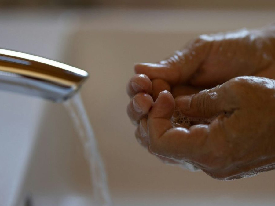 Ilustračná snímka umývania rúk.