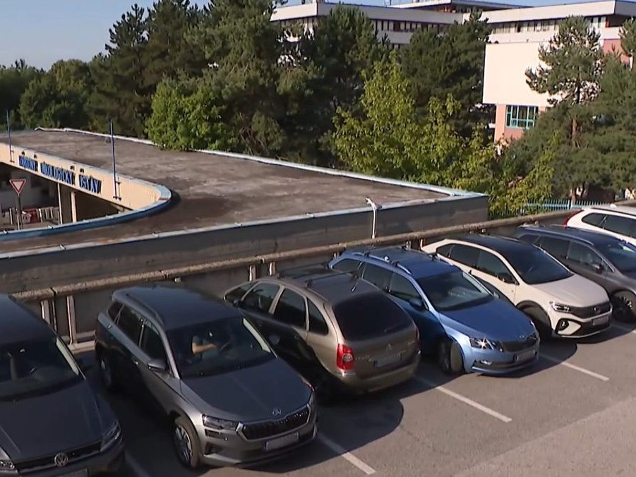 Na snímke parkovisko pri NOÚ.