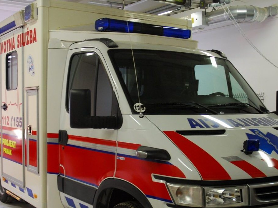 Na snímke ambulancia.