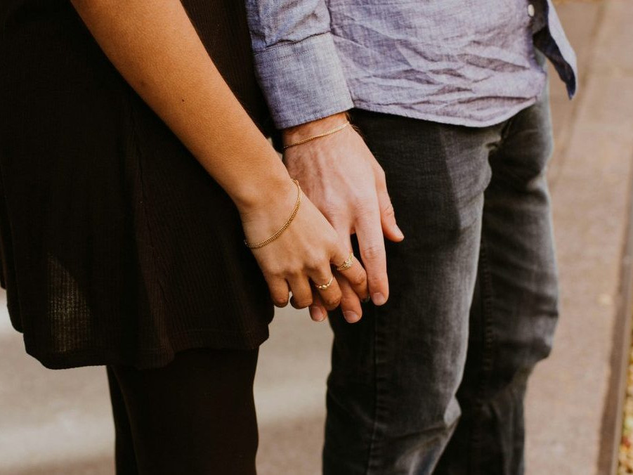 Na ilustračnej snímke sa pár drží za ruku.