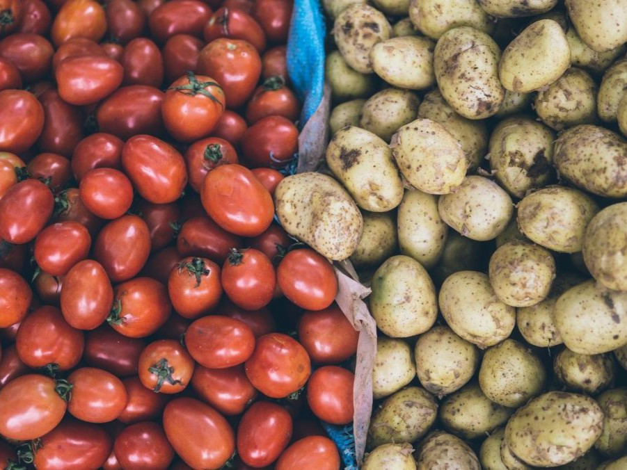 Na ilustračnej snímke paradajky a zemiaky.