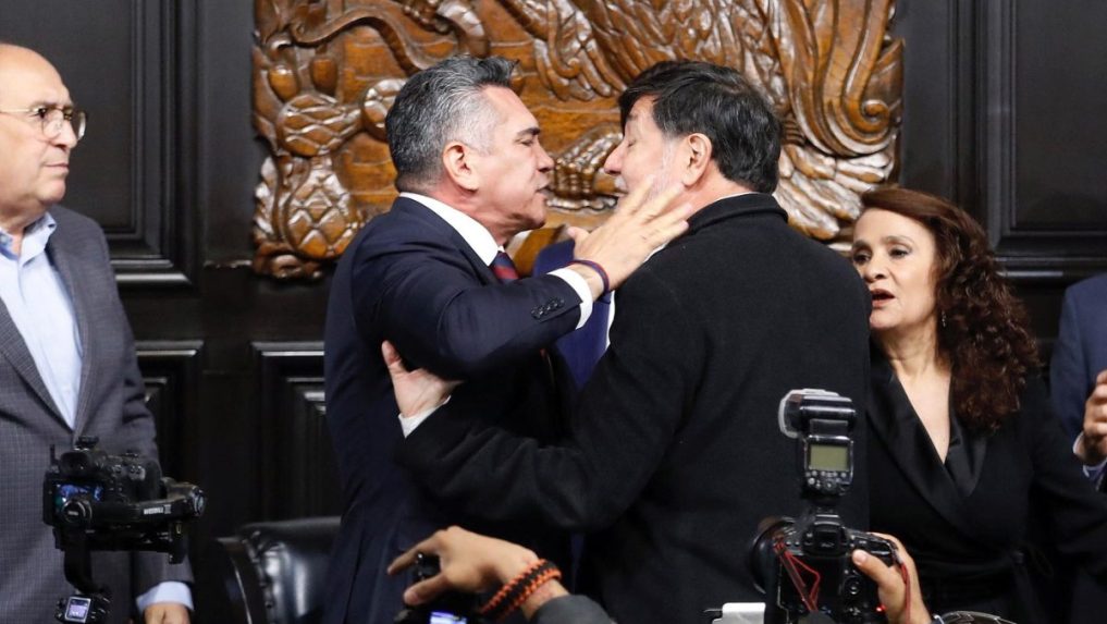 Na snímke senátori počas vzájomného konfliktu.