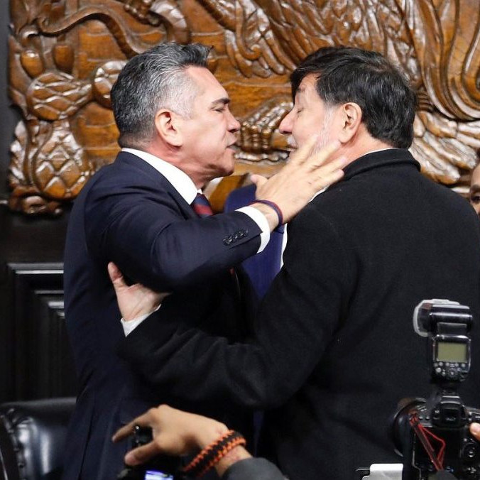 Na snímke senátori počas vzájomného konfliktu.