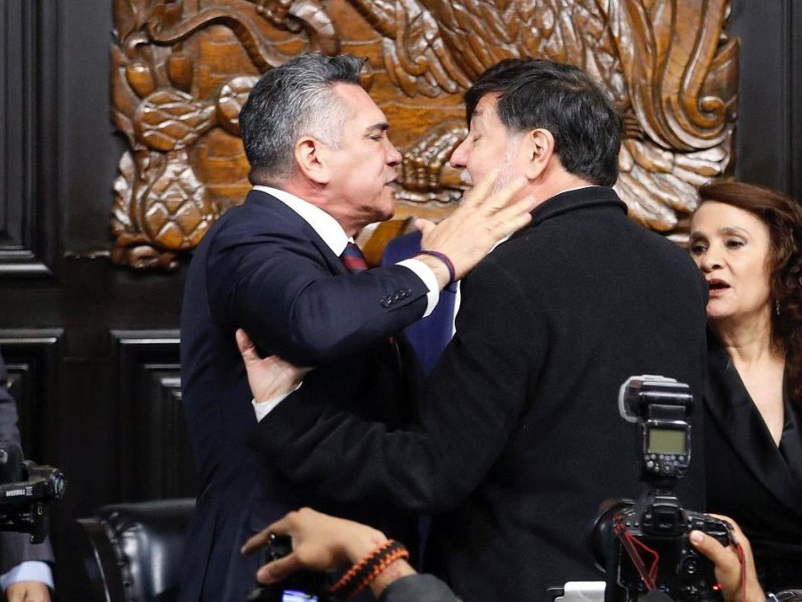 Na snímke senátori počas vzájomného konfliktu.