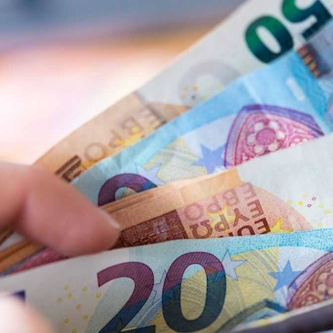 Na ilustračnej snímke eurobankovky.