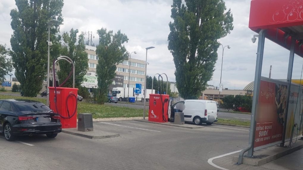 Na snímke samoobslužná umyváreň v Pezinku.
