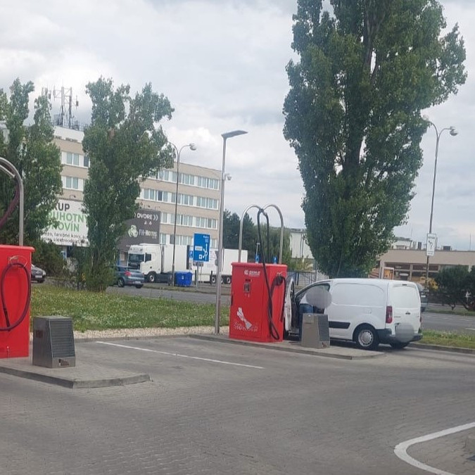 Na snímke samoobslužná umyváreň v Pezinku.