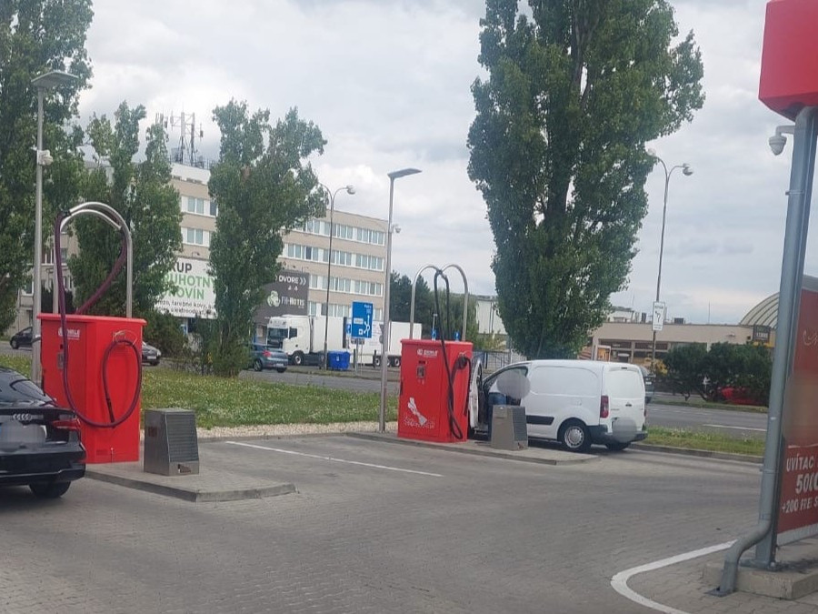 Na snímke samoobslužná umyváreň v Pezinku.