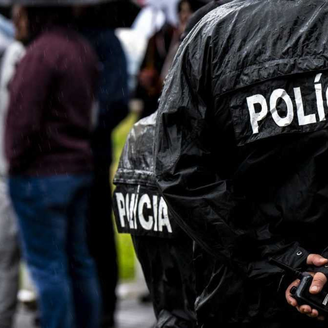 Na snímke polícia.