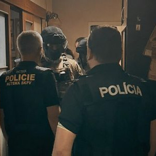 Na snímke česká a slovenská polícia počas akcie na Ukrajine.