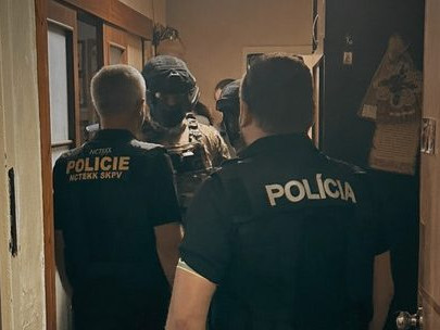 Na snímke česká a slovenská polícia počas akcie na Ukrajine.