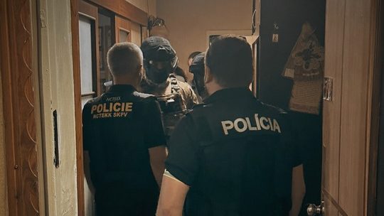 Na snímke česká a slovenská polícia počas akcie na Ukrajine.