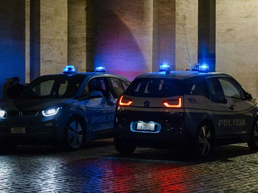 Na ilustračnej snímke talianska polícia.