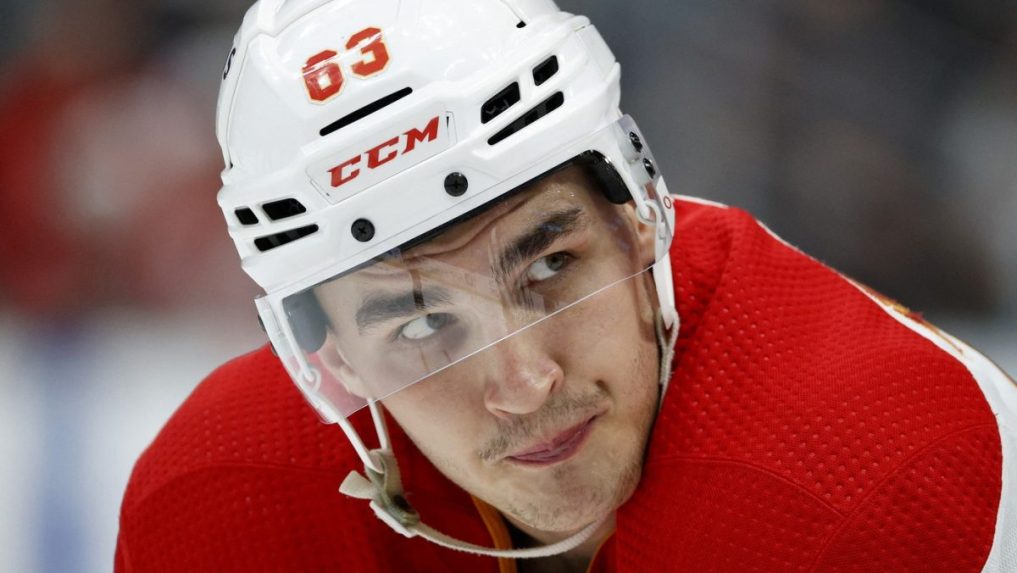 Adam Ružička ešte v drese Calgary Flames.