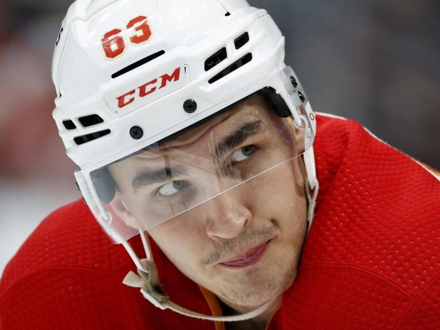 Adam Ružička ešte v drese Calgary Flames.