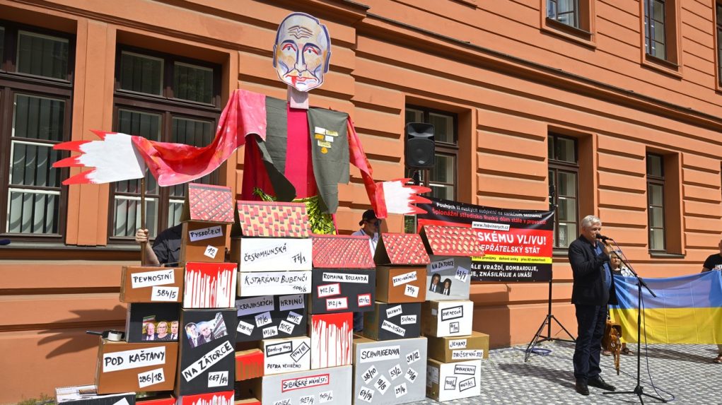 protest pred budovou súdu