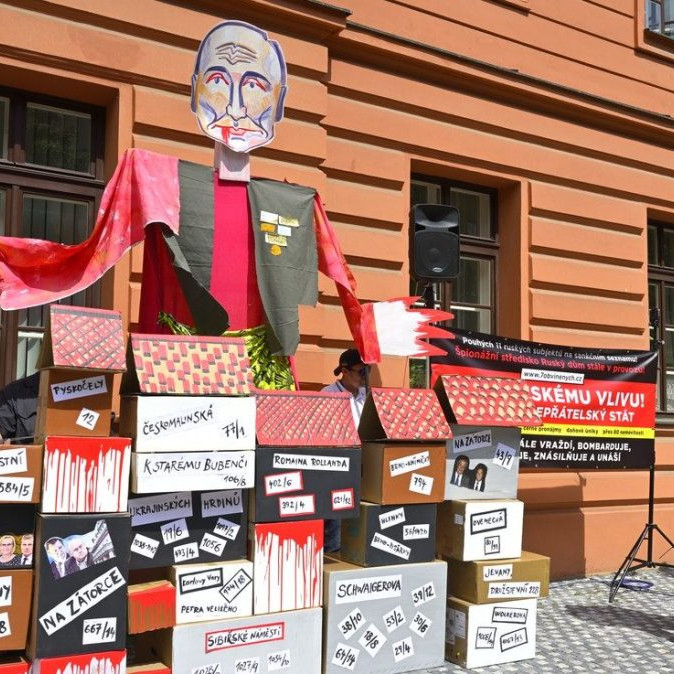 protest pred budovou súdu