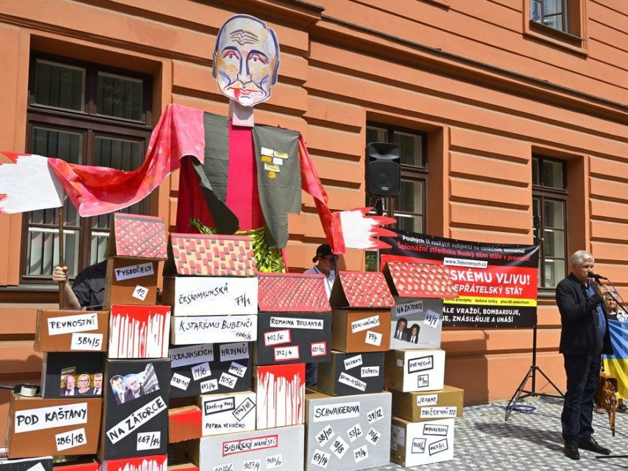 protest pred budovou súdu