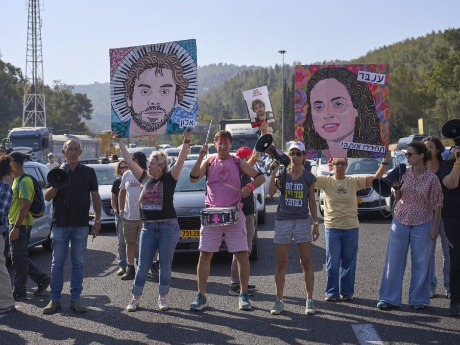 Na snímke demonštranti v Austrálii.