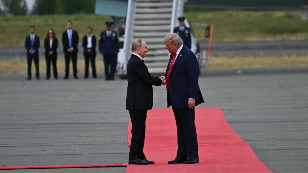 FOTO: Donald Trump a Vladimir Putin sa zvítali. Začal sa dlho očakávaný samit