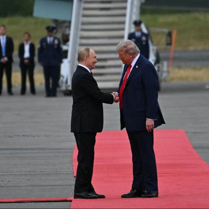 FOTO: Donald Trump a Vladimir Putin sa zvítali. Začal sa dlho očakávaný samit