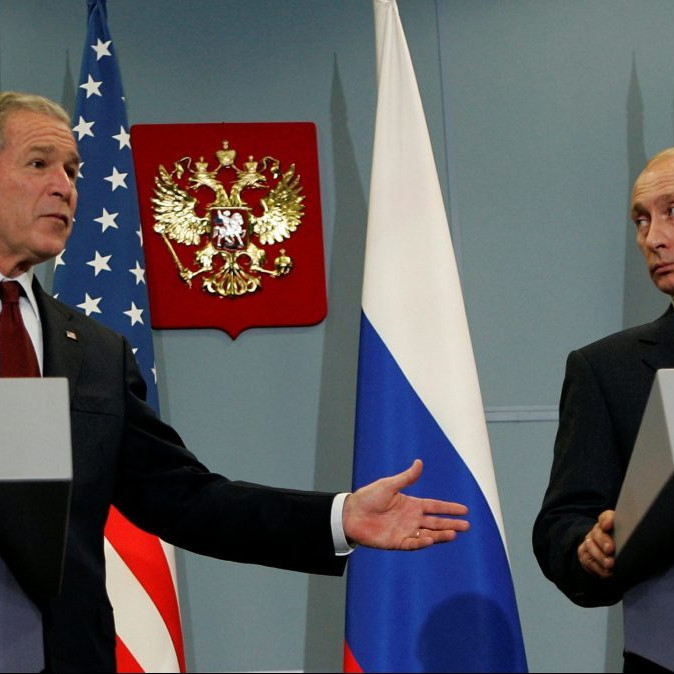Na archívnej snímke z roku 2008 George Bush a Vladimir Putin.