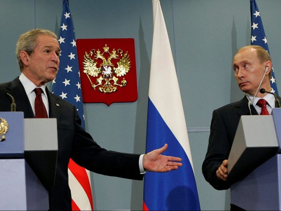 Na archívnej snímke z roku 2008 George Bush a Vladimir Putin.