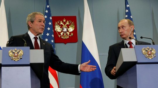 Na archívnej snímke z roku 2008 George Bush a Vladimir Putin.
