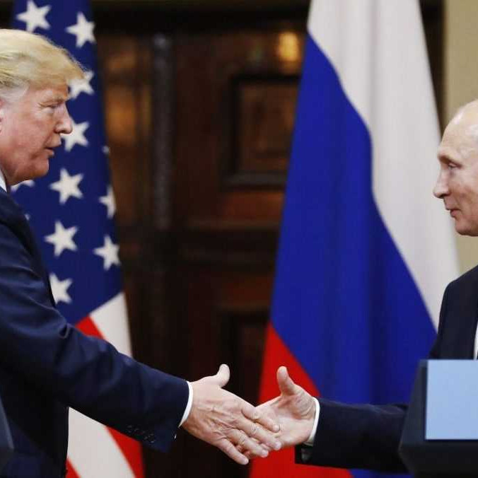 Na archívnej snímke Donald trump s Vladimirom Putinom.