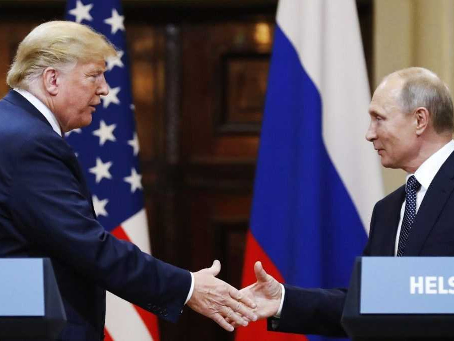Na archívnej snímke Donald trump s Vladimirom Putinom.