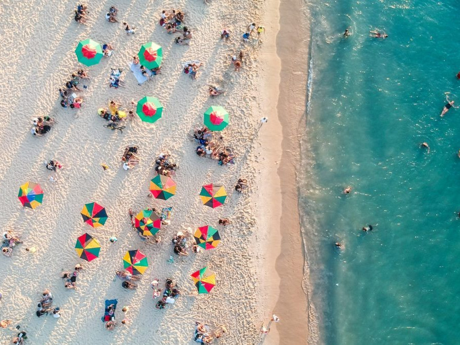 Ilustračná snímka ľudí na pláži.