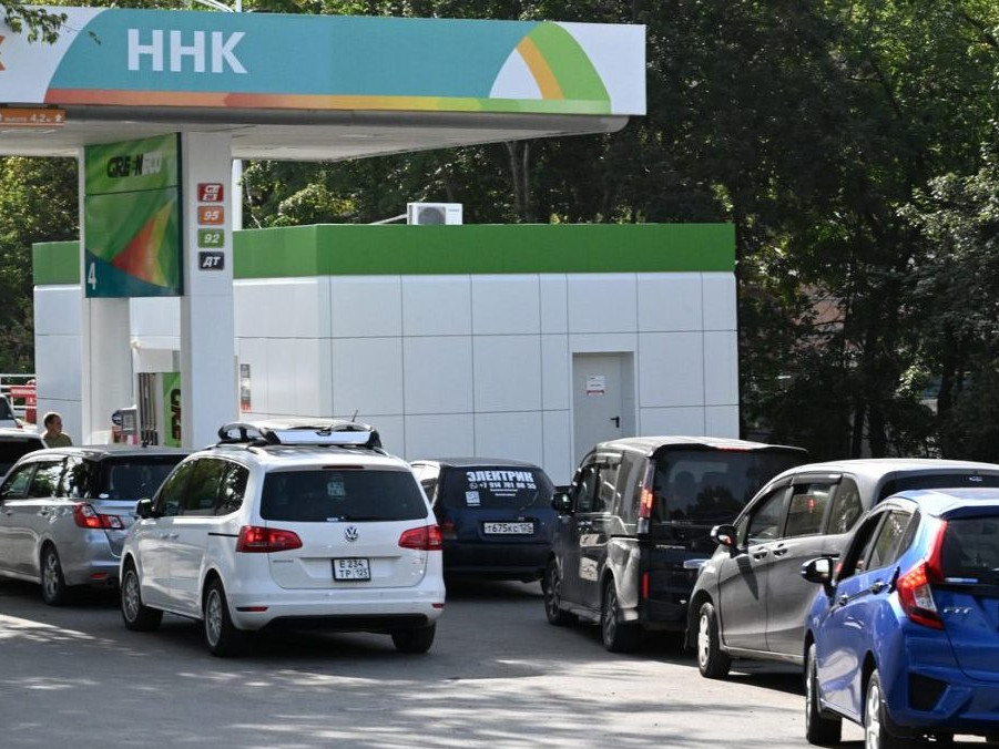 Na snímke menšia kolóna na čerpacej stanici v Rusku.