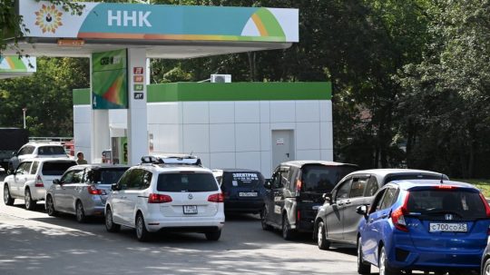 Na snímke menšia kolóna na čerpacej stanici v Rusku.