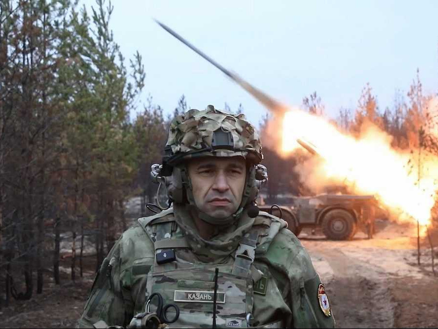 Na ilustračnej snímke ruský vojak pred raketometom.