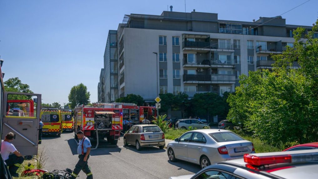 Hasiči a sanitky na mieste požiaru v Ružinove.