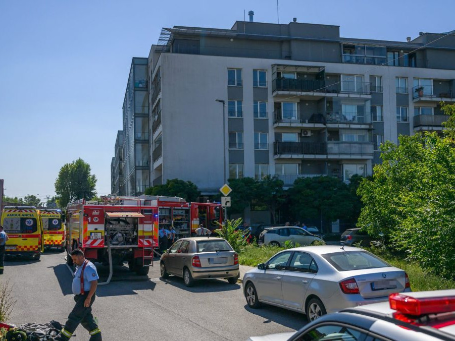 Hasiči a sanitky na mieste požiaru v Ružinove.