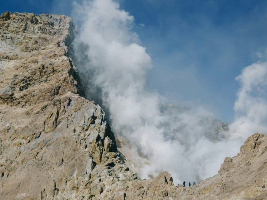 Ilustračná snímka dymiacej sopky.