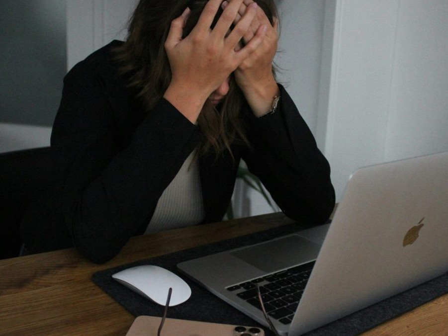 Zúfalá osoba za počítačom.