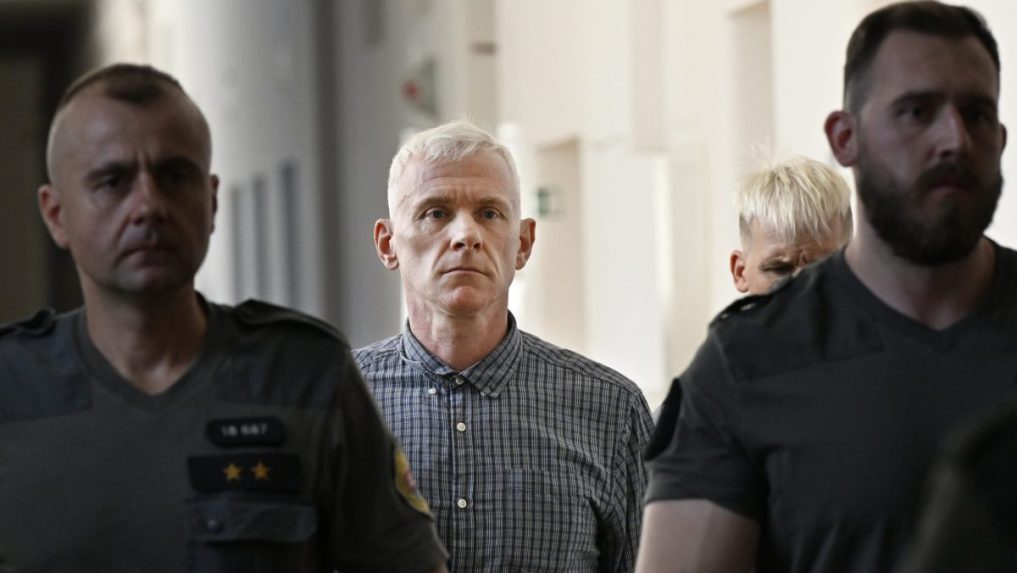 Bývalý pedagóg, ktorý postrelil študentku policajnej akadémie, si zvyšok trestu odpyká doma