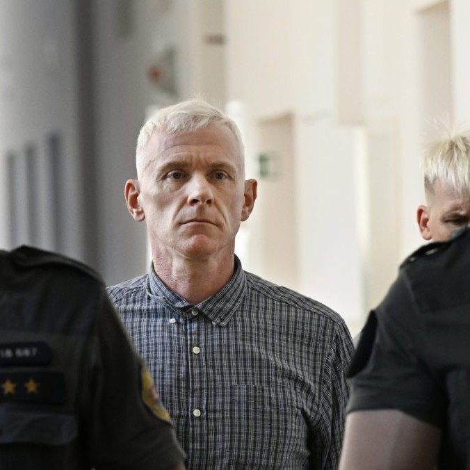 Bývalý pedagóg, ktorý postrelil študentku policajnej akadémie, si zvyšok trestu odpyká doma