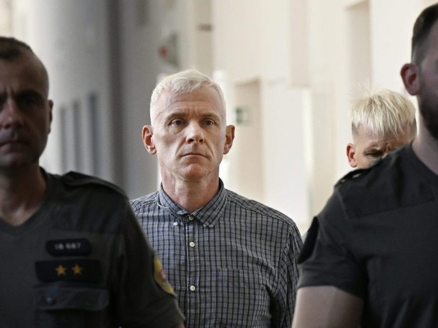 Bývalý pedagóg, ktorý postrelil študentku policajnej akadémie, si zvyšok trestu odpyká doma