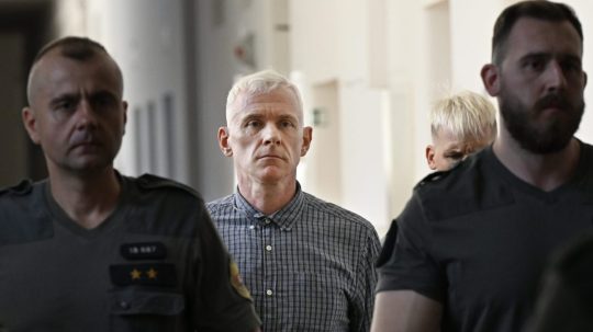 Bývalý pedagóg, ktorý postrelil študentku policajnej akadémie, si zvyšok trestu odpyká doma