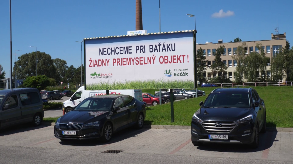 Na snímke je billboard v skalici s nápisom "Nechceme pri Baťáku žiadny priemyselný objekt".