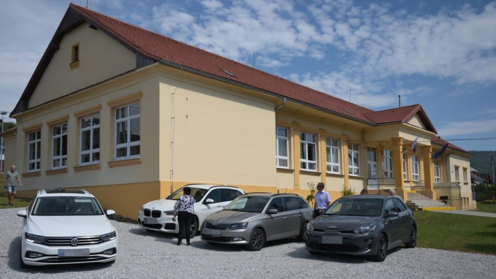 Na snímke škola v Richnave.