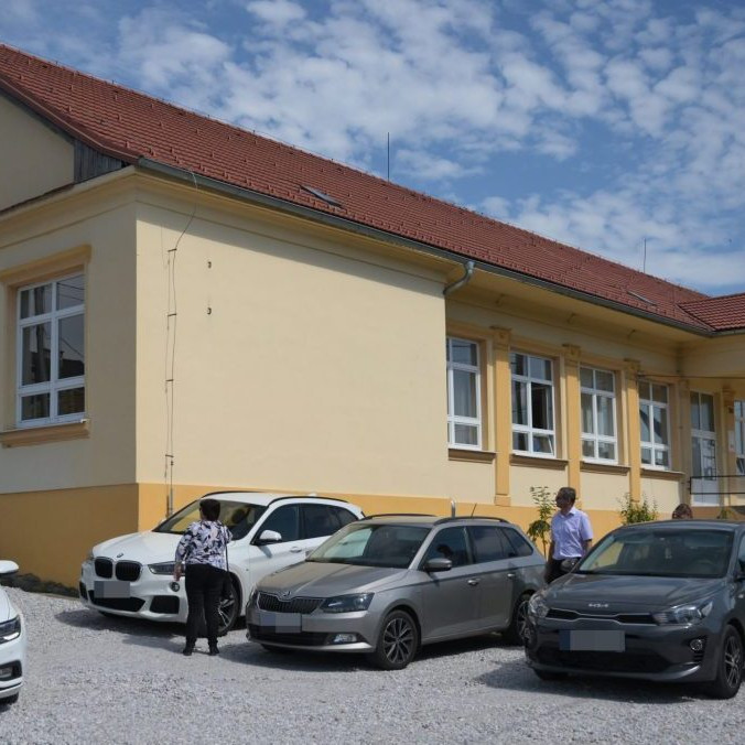 Na snímke škola v Richnave.