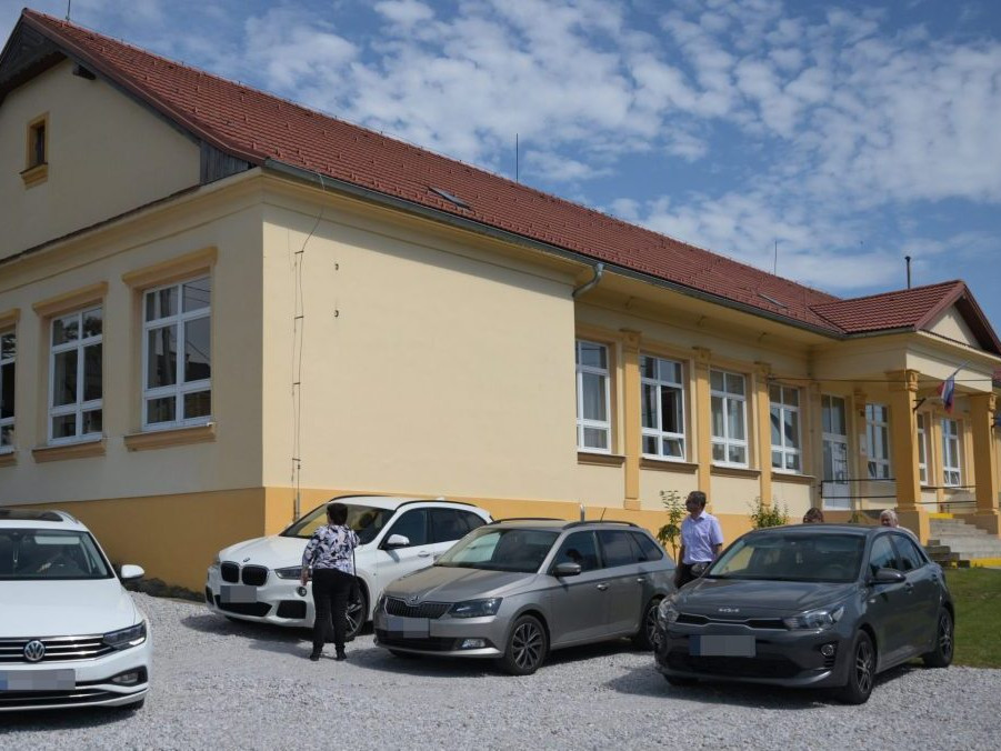 Na snímke škola v Richnave.