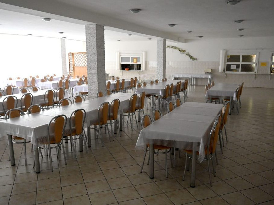 Na ilustračnej snímke školská jedáleň-